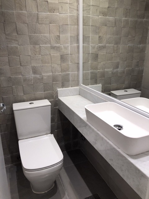 Baño desinfectado con acabados premium