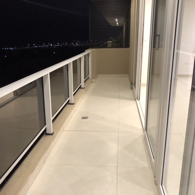Balcón limpio con vista nocturna